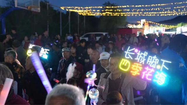 延庆区四海镇的十位农民卡拉OK决赛现场，村民们聚在一起欢度国庆。受访者供图