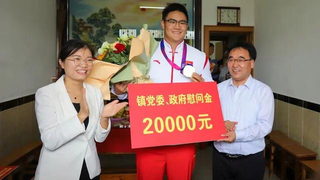 汤庄镇党委、政府送去慰问金2万元（来源：今日高邮）
