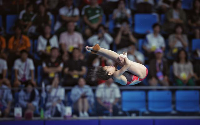 全红婵夺得杭州亚运会跳水女子10米台金牌。  新京报记者 薛珺 摄