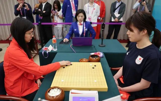 10月2日，李赫（左）在比赛中对阵日本队选手藤泽里菜。新华社记者 龚兵 摄