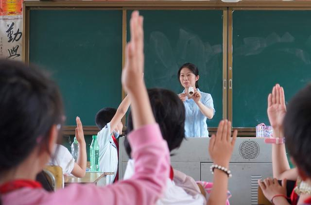 ▲湖南醴陵市沈潭镇鳌仙小学，90后教师王洋在讲课。图/新华社