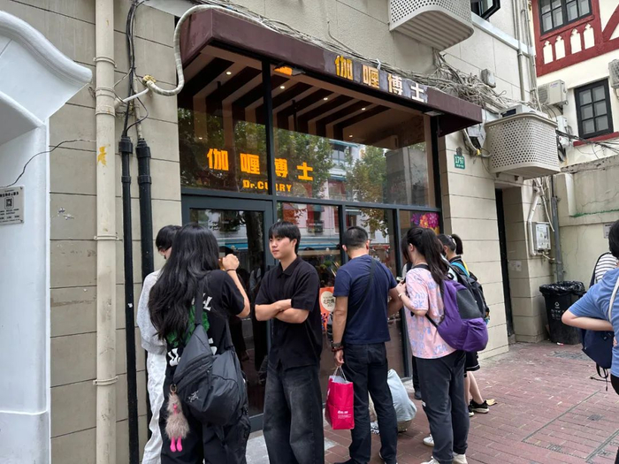 上海部分餐饮店门口不少食客在排队。 卓泳/摄