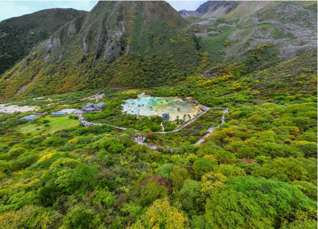 黄龙景区秋景（黄龙景区管理局供图）