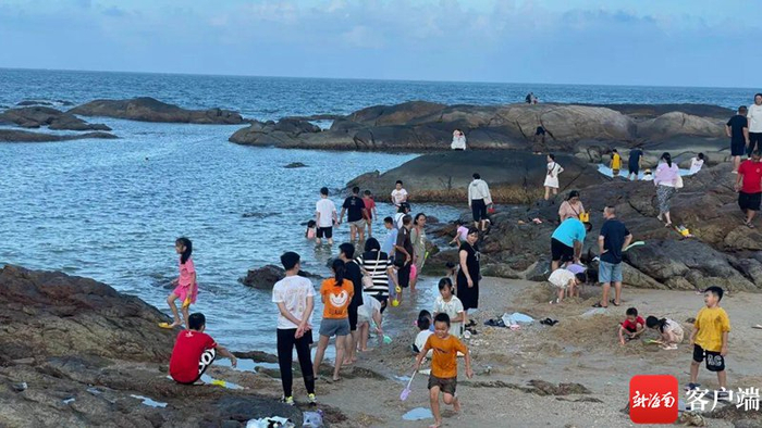 　　木兰湾吸引众多游客。 记者 吴岳文 摄