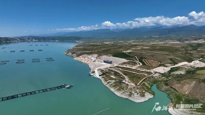 9月29日，位于伊犁哈萨克自治州尼勒克县的新疆天蕴有机农业有限公司吉林台三文鱼养殖区（航拍图）。天蕴公司供图