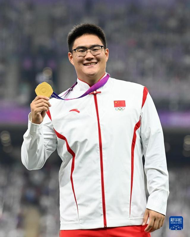 王琦在杭州亚运会颁奖仪式上。（来源：新华社）