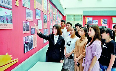 河北工业职业技术学院学生在学校红色文化展馆参观。成和平摄/光明图片