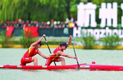 10月2日，在杭州亚运会皮划艇静水项目女子500米双人划艇决赛中，中国组合孙梦雅/徐诗晓夺得冠军。 新华社发