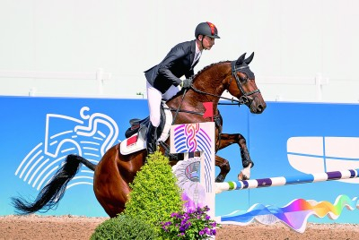 10月2日，在杭州亚运会马术比赛三项赛-场地障碍个人赛决赛中，中国选手华天夺得冠军。新华社发