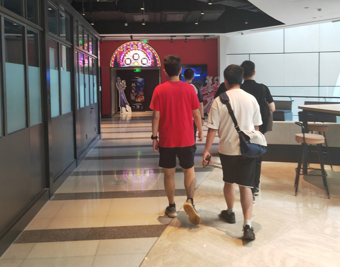 10月2日下午，一批年轻人走向《风起洛阳》项目。 李宝花 摄