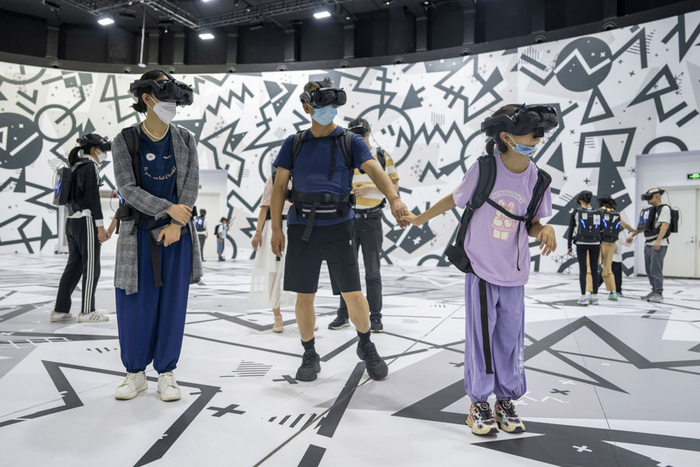 游客穿戴上设备后，正在金字塔“遨游”。孟雨涵 摄