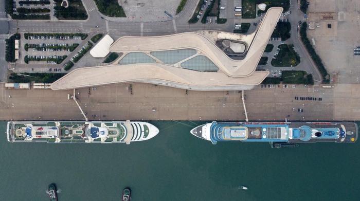 　　9月27日，“梦想”号邮轮（左）、“地中海”号邮轮靠泊在天津国际邮轮母港准备启航（无人机照片）。新华社记者 赵子硕 摄