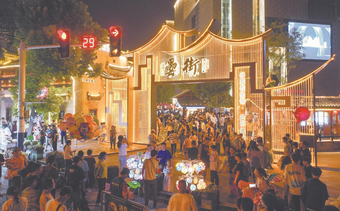 10月1日，合肥市包河区罍街人声鼎沸，热闹非凡。记者 李 博 摄