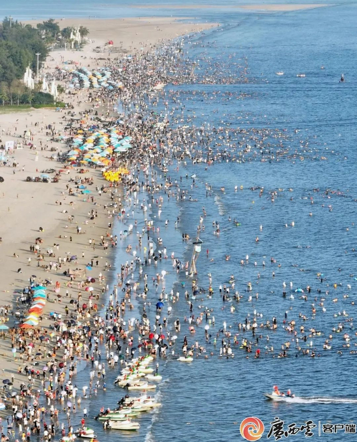 中秋、国庆期间，北海银滩国家旅游度假区迎来游客高峰，每天均有数万游客在十里银滩尽享滨海风情。李君光 摄