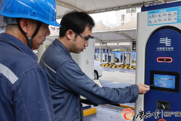工作人员在检查新能源充电桩设备。图源：柳州供电局