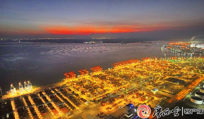 10月3日，北部湾港钦州港区集装箱码头灯火通明。广西日报-广西云客户端 记者 周军 摄