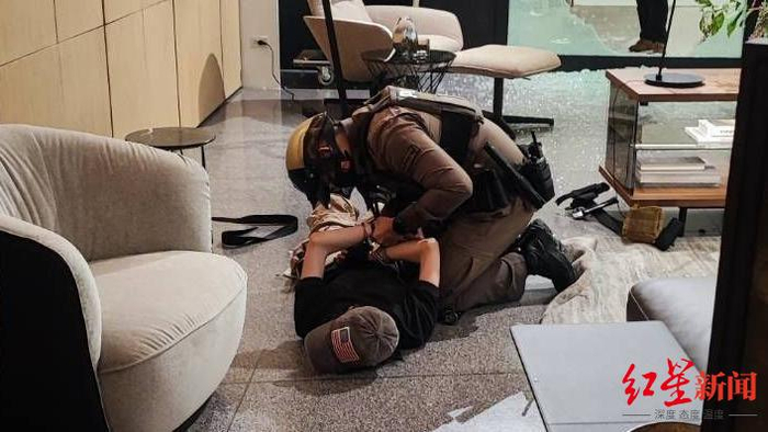 ↑警察在现场顺利制伏14岁凶手