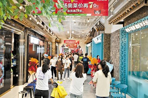     9月28日，砂之船（石家庄）奥莱商业中心正式开业，吸引许多顾客前来消费体验。 河北日报记者 张晓超摄