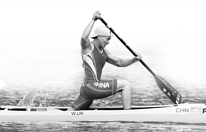 中国队员林文君在划艇比赛中。本报记者 刘平摄