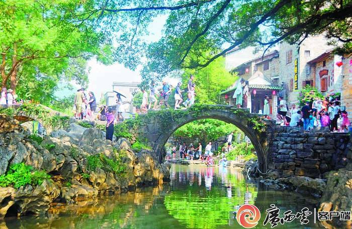 10月3日，众多游客在昭平县黄姚古镇旅游观光，体验古镇风情。廖祖平 摄