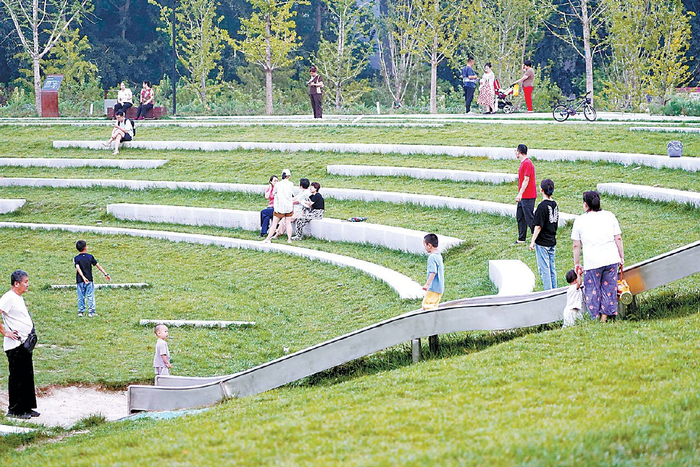 傍晚，人们在京张铁路遗址公园环丘休闲游戏。