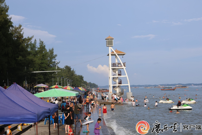 金秋的金滩，秋高气爽，节日氛围浓厚。