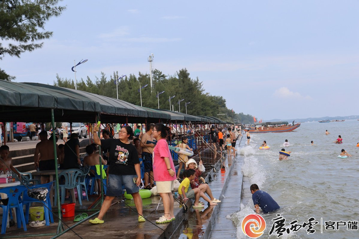 迷人的滨海风光吸引了全国各地的游客前来游玩。