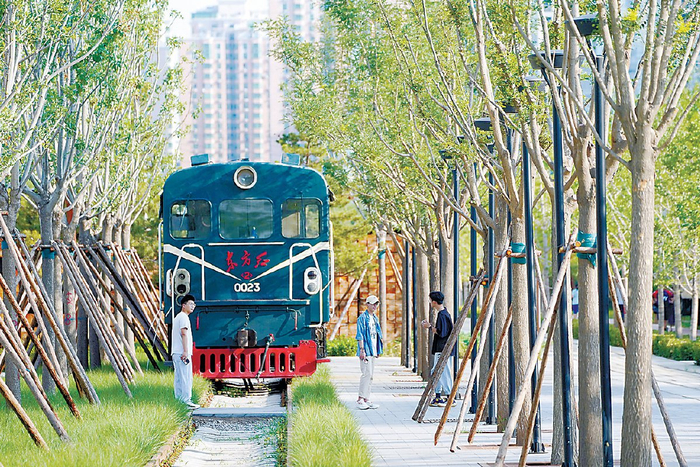 旧有的铁路线被原地保留，吸引年轻人前来打卡。