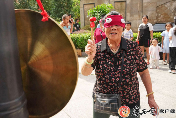 融水苗族自治县水东新区一处小区举行“迎中秋·庆国庆”游园活动，欢度双节。龙涛 摄