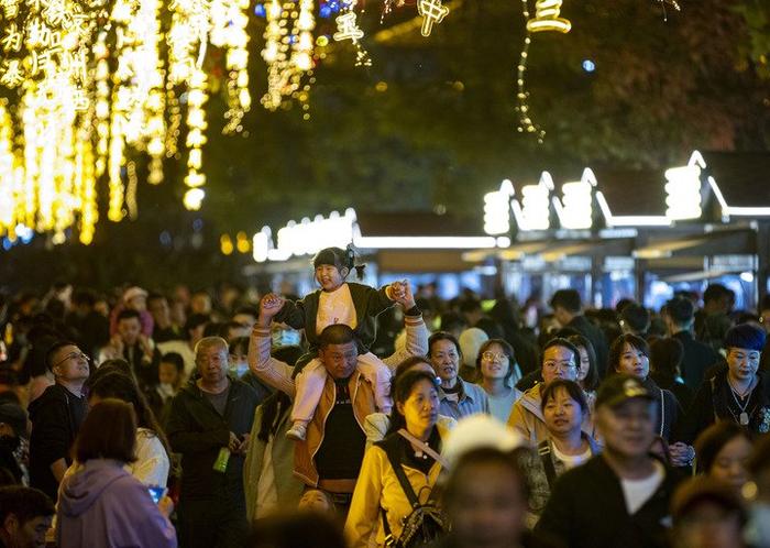 　　图为9月29日，游客在宁夏银川文化城凤凰幻城游玩。（新华社记者 杨植森 摄）