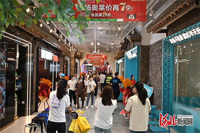 9月28日，砂之船（石家庄）奥莱商业中心正式开业，吸引许多顾客前来消费体验。 河北日报记者 张晓超摄