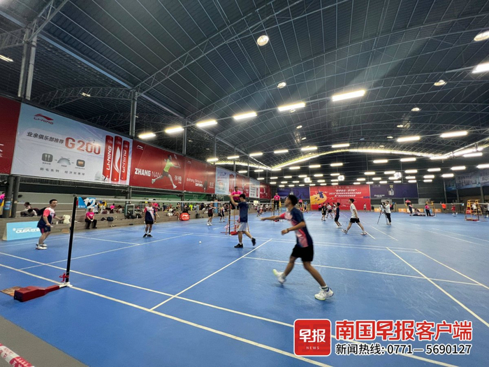 参赛选手在球场上展现风采。南国早报全媒体记者 刘豫 摄