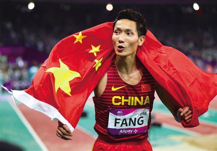 10月3日，方耀庆身披国旗庆祝。 记者 王熙 摄