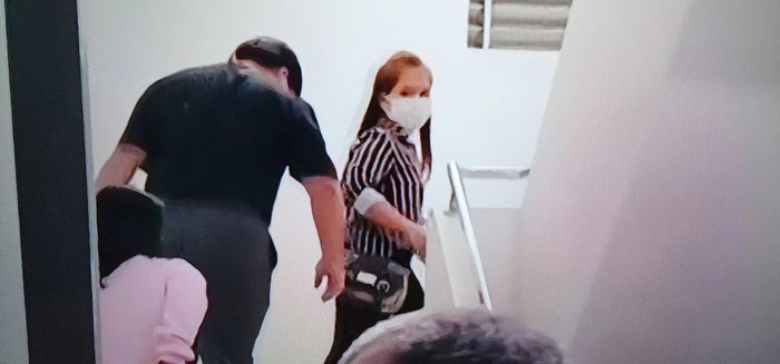 ▲枪手父母进入警察局接受调查