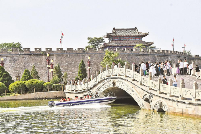         10月3日，游客在邯郸市永年区广府古城游玩。邯郸市永年区坚持深挖文化内涵，推动文旅融合高质量发展。    河北日报记者    史晟全　摄    