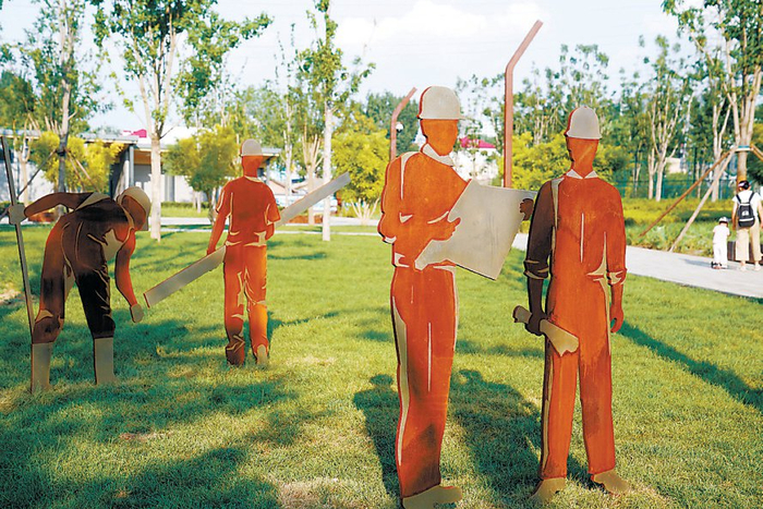 京张铁路遗址公园内还原铁路施工时的雕塑。