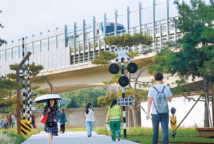 原京张铁路六道口路口早已停用，成为京张铁路遗址公园的一部分，附近的上班族每天步行经过。