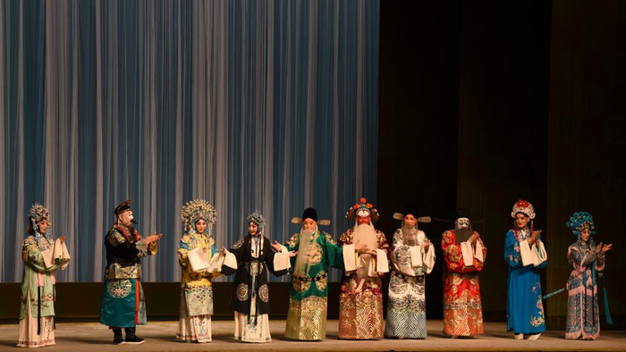 　　国家京剧院演员在台北演出《大保国·探皇陵·二进宫》后谢幕（9月30日摄）。新华社记者 刘斐 摄