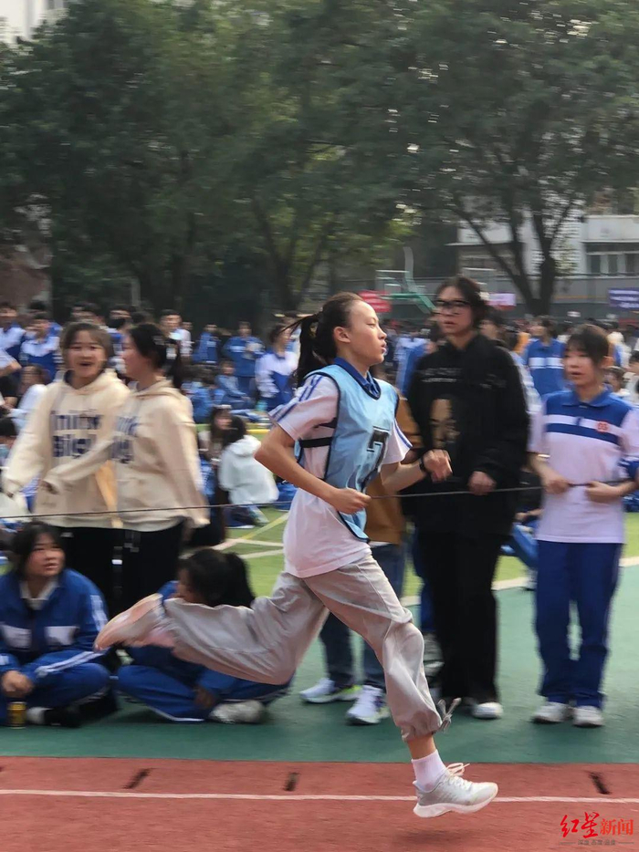 ▲高中时的朱思怡参加学校运动会
