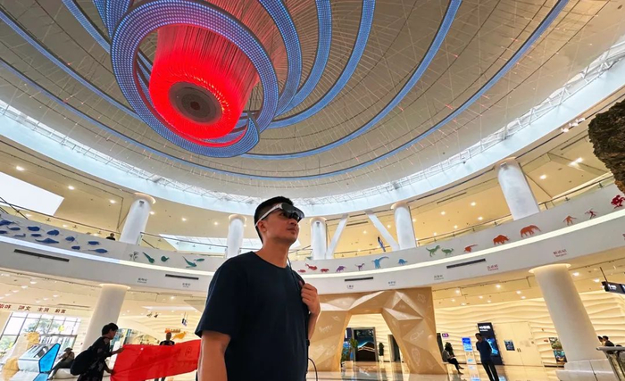 工作人员展示AR导览设备（资料图）。玉溪市文旅局供图