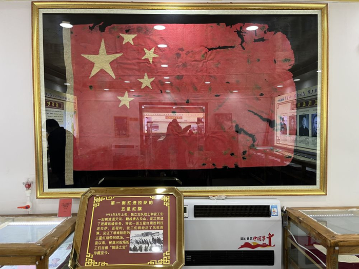 第一面扛进拉萨的五星红旗（仿制品）。新华社记者李彦南摄