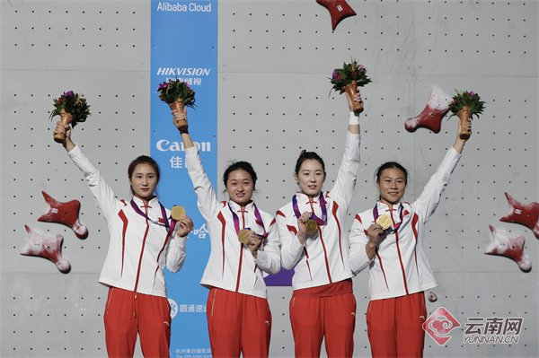 汪生艳（左一）与队友站上领奖台 记者 陈思蒙 摄