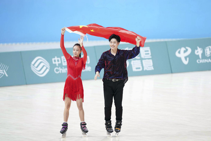 ▲10月4日，中国组合张颢（右）/朱思怡在夺冠后庆祝 新华社记者 陈晔华 摄