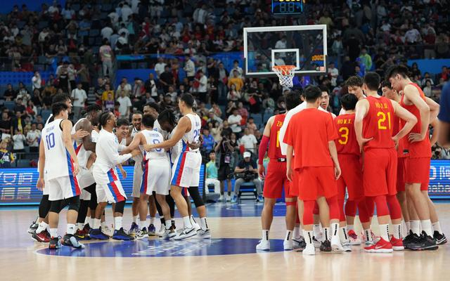 中国男篮遭菲律宾逆转绝杀，在家门口无缘亚运会决赛。  图/新华社