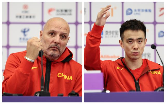 乔尔杰维奇（左）在发布会上为比赛揽责。赵继伟举手表示，是球员没做好。  图/新华社