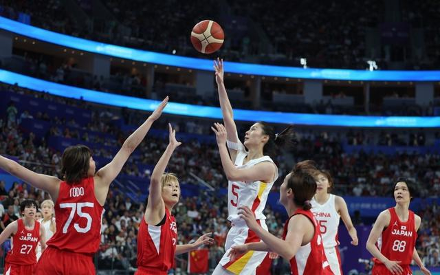 王思雨在比赛中抛投。  新京报记者 王飞 摄