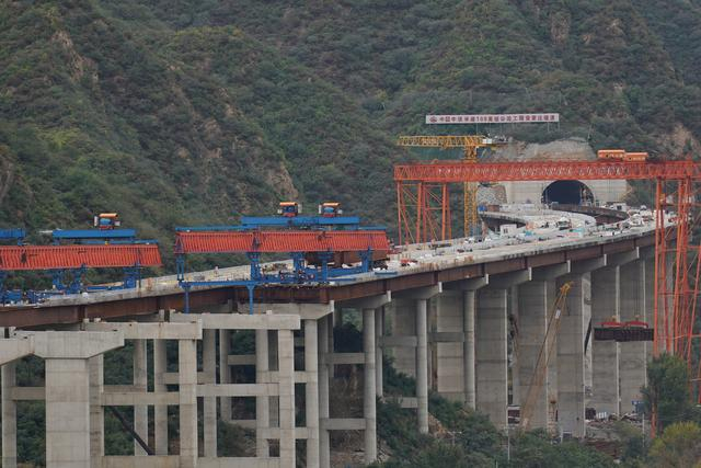 远眺正在建设中的国道109新线高速项目安家庄特大桥及隧道。  新京报记者 裴剑飞 摄