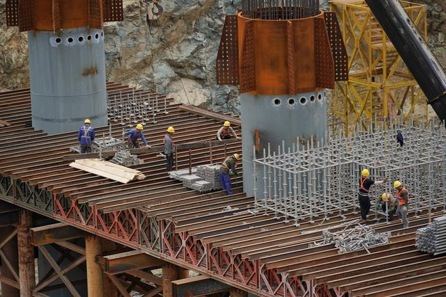 国庆假期，安家庄特大桥施工现场，建设者们坚守岗位、争分夺秒。  新京报记者 裴剑飞 摄