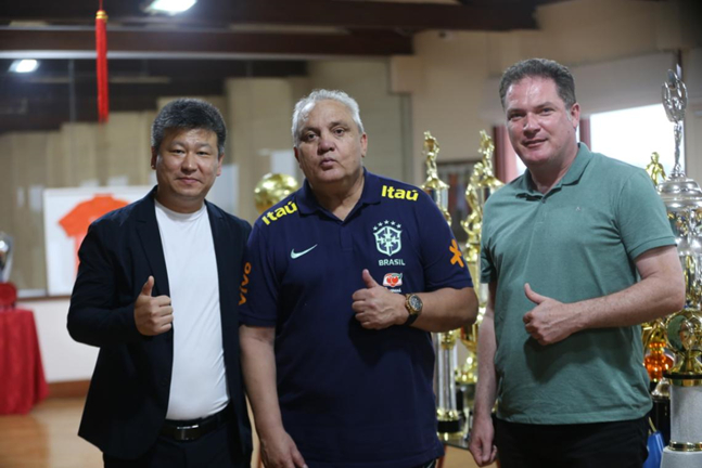 巴西国家队青训总监布兰科先生参观鲁能巴西体育荣誉室和中方经理李楠先生和巴方经理利马先生合照