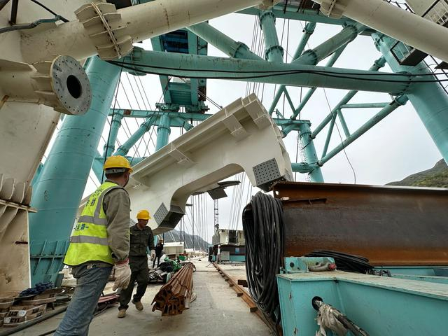 安家庄特大桥施工现场，工作人员正在吊装大桥转体段的钢桁梁。  新京报记者 裴剑飞 摄